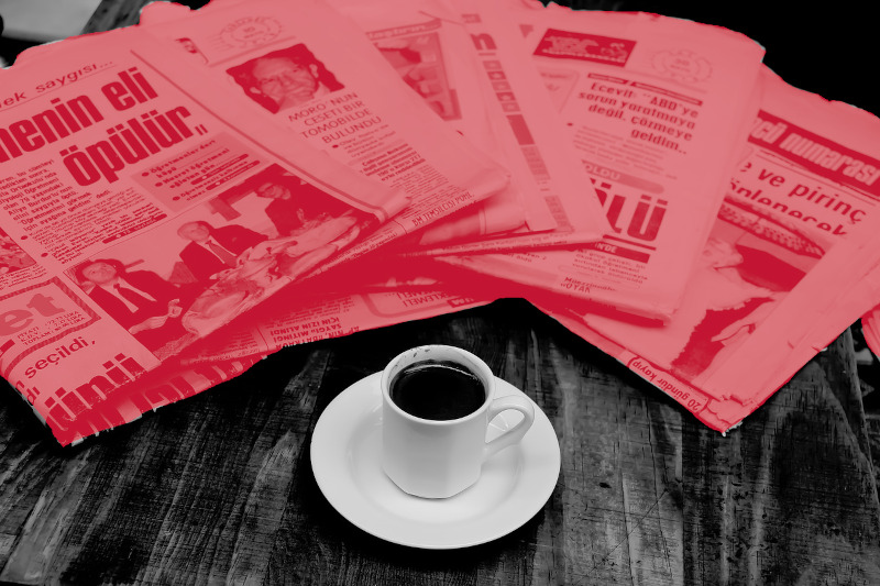 Journaux et tasse café